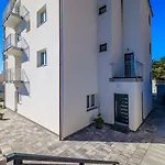 Atemberaubendes Mit Tollem Meerblick, Waschmaschine, Grillbereich Crikvenica